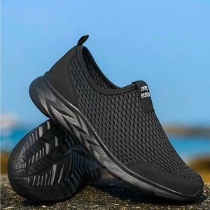 Running men’s shoes black size 9,5